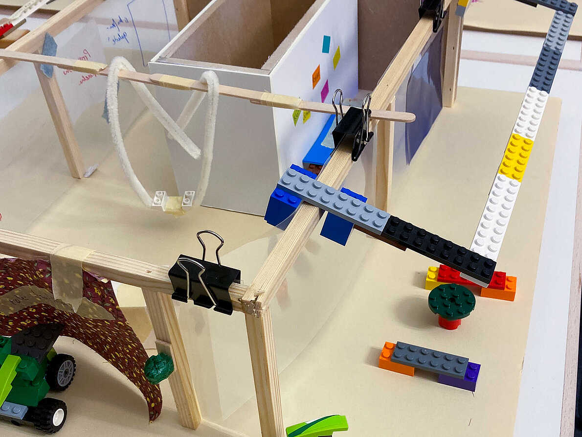 Gebäude-Modell aus Holz und Lego
